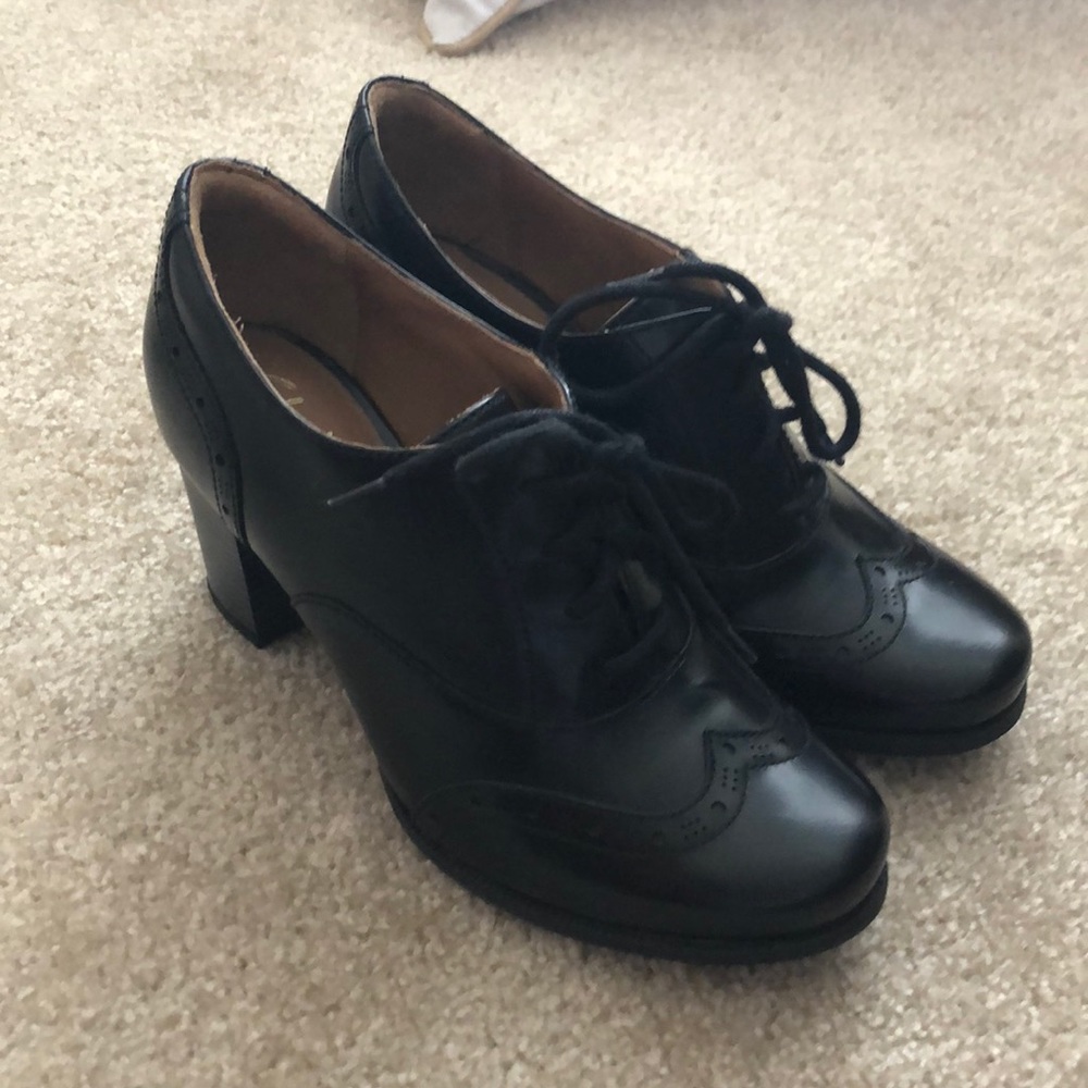Clarks Artisan Oxford heels - size 7